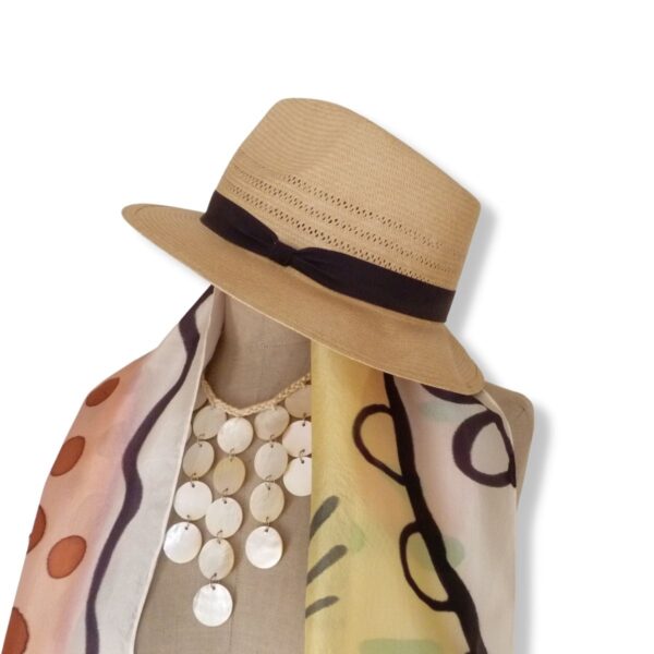sombrero panamá en maniquí con collar de conchas marinas